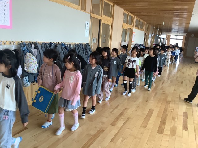 １年生に学校を案内したよ。