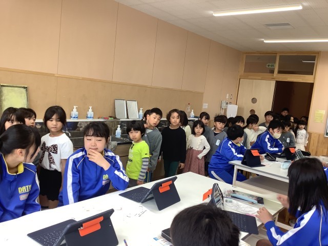 ６年生の図工の学習に興味深々。