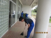 玄関先の砂をきれいに掃く