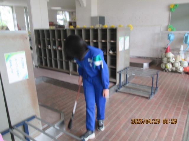 昇降口の砂もきれいにします