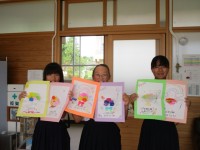 私たちがお祝いカードを作りました！