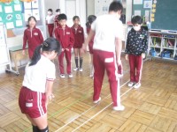 ゴム跳びで遊んでいる３・４年生です