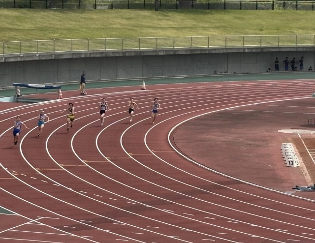 共通女子２００m（右から３人目が松陽中）