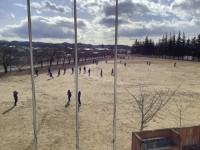 校庭で元気に体を動かす生徒