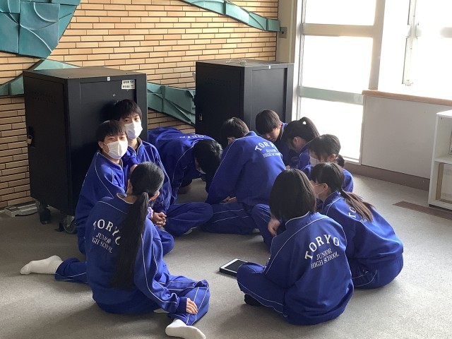 多目的ホールで楽しく語らう生徒